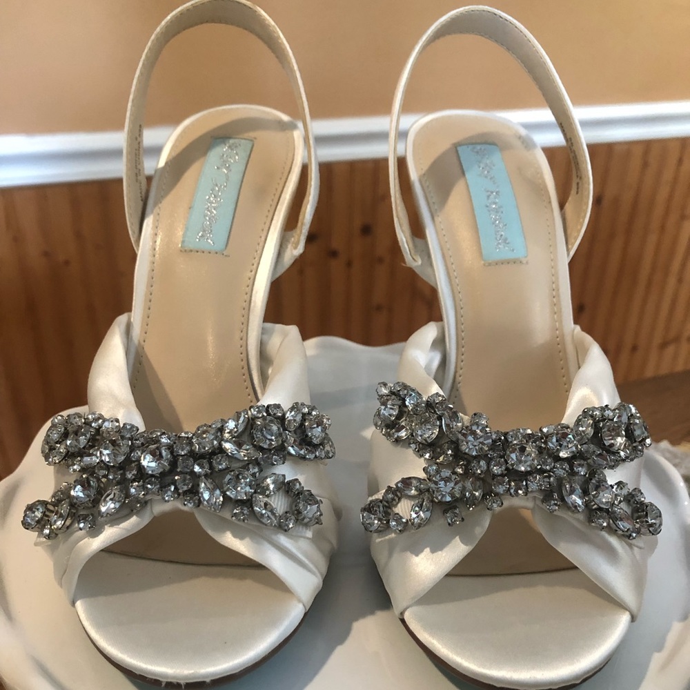 Betsey Johnson Briel Dress Sandal ivory satin 6